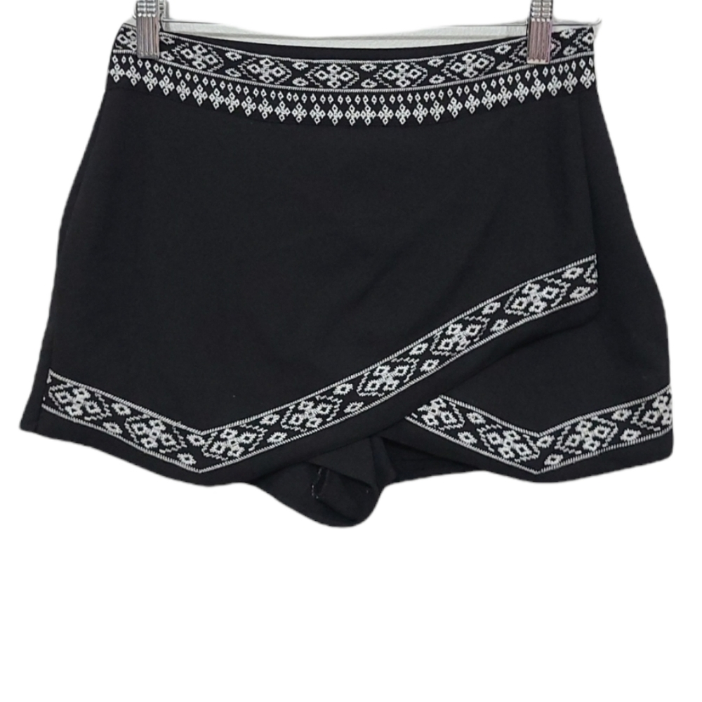 KENDALL + KYLIE  BLACK EMBROIDERED SHORT‎ SIZE S